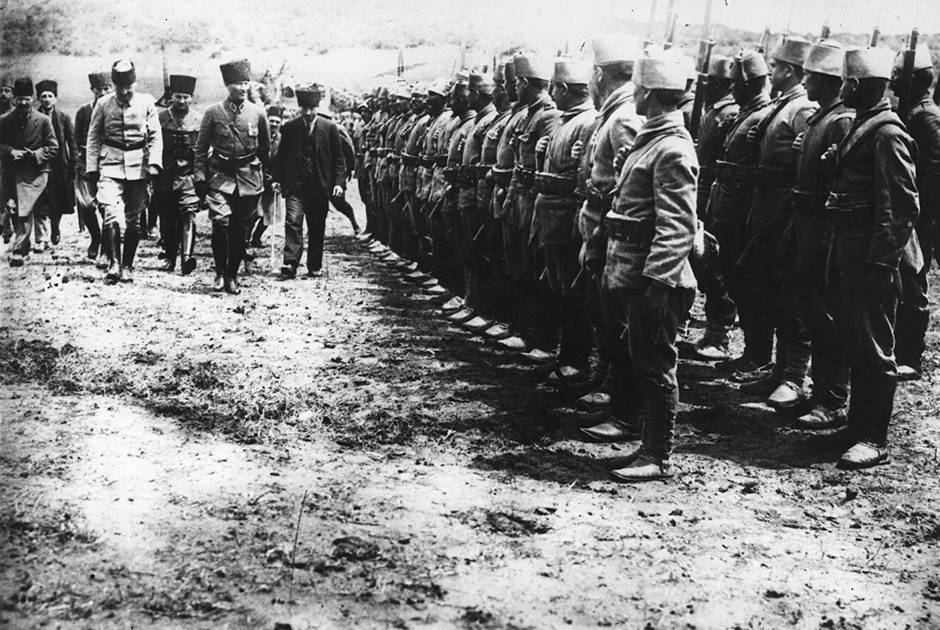 Страна была разгромлена и унижена. Если одни пытались смириться со сложившимся положением, другие — решили бороться с греческими, британскими и французскими интервентами, решившими фактически разделить страну. Возродить государство из пепла и очистить Турцию от захватчиков решила небольшая группа патриотической интеллигенции во главе с Мустафой Кемалем-пашой (которого впоследствии назвали Ататюрком). Офицеру, пользовавшемуся уважением и поддержкой военных, удалось в кратчайшие сроки собрать армию.