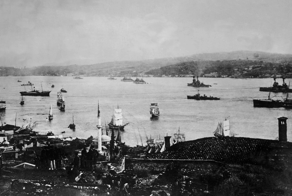 После смерти Мехмеда V весной 1918 года трон занял Мехмед VI Вахидеддин, вошедший в историю как последний османский султан. Опасаясь революции, он стал добиваться перемирия со странами Антанты. Условия соглашения были очень тяжелыми для Османской империи, превращавшейся фактически в протекторат Англии и Франции. Так, Париж и Лондон получили контроль над проливами, железной дорогой, радио и телеграфом исламской империи, которая была обязана демобилизовать армию. Помимо этого, Антанта добилась права оккупировать Турцию в случае угрозы безопасности союзников.