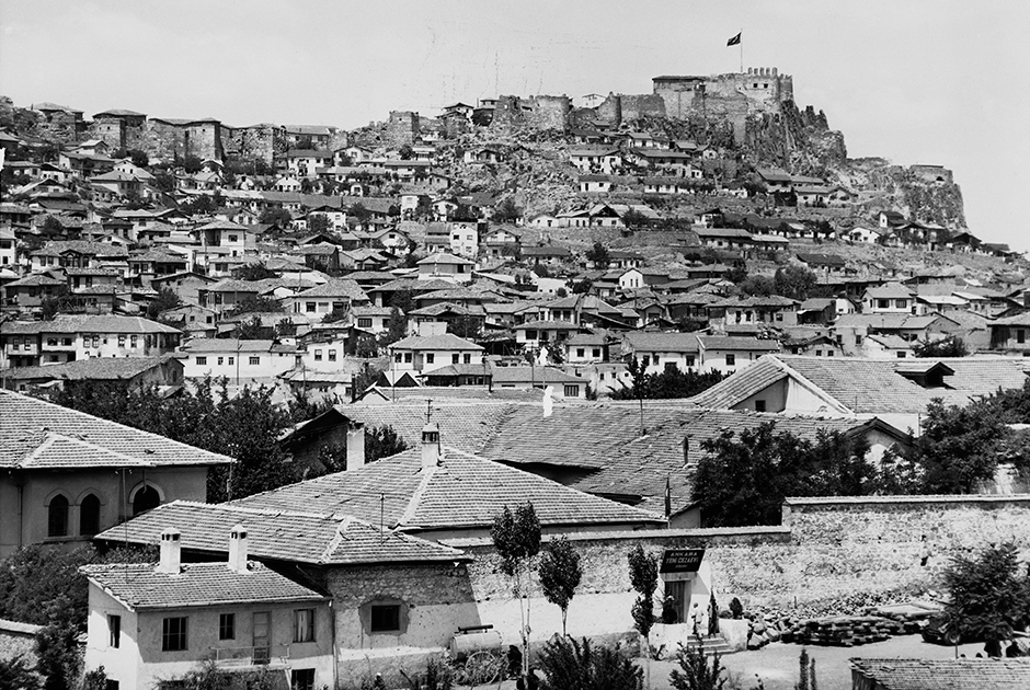 13 октября 1923 года столица Турции была перенесена из Стамбула в Анкару (прежнее название Ангора). Это делалось для начала эффективной борьбы с коррупцией, которая была большой проблемой Османской империи. В 1934 году было решено отменить все титулы старого режима и заменить их обращениями «господин» и «госпожа». Новая Турция отказалась от османского алфавита. Этот язык казался тяжелым и искусственным из-за того, что в нем было много заимствований из персидского и арабского языков. Ататюрк решил использовать латинский алфавит, изменив звучание некоторых букв и добавив несколько дополнительных (всего 29 букв).
До прихода к власти Мустафы Кемаля в Турции не было фамилий. В 1934 году ему самому присвоили фамилию Ататюрк, что означает «великий турок» или «отец турок». Другим гражданам новорожденной Турецкой Республики брать эту фамилию категорически запретили.
Некоторые реформы Ататюрка встречали непонимание и сопротивление общества, они воплощались в основном благодаря однопартийной власти кемалистов, а также контролю со стороны военных, действовавшему в стране.