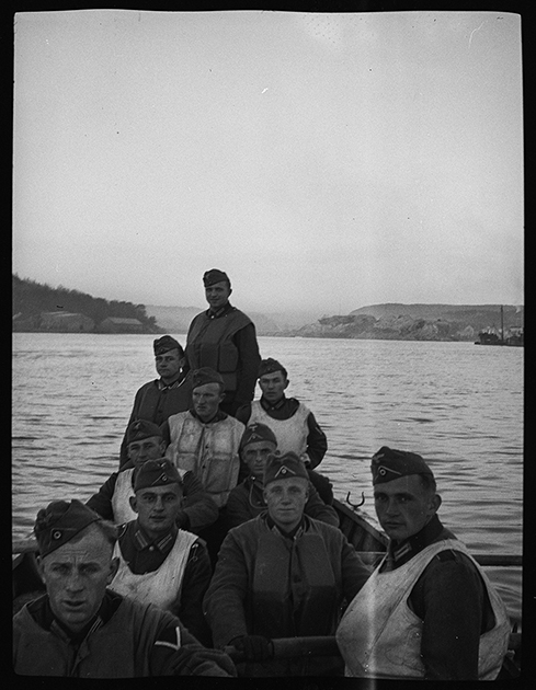 Немецкие солдаты в шлюпке. Норвегия, 1940 год.
