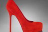 Даже такой гигант, как YSL, попался на плагиате. Во всяком случае, в Christian Louboutin решили, что коллеги-конкуренты скопировали их культовую красную подошву. Но в суде доказать свою правоту не смогли. 