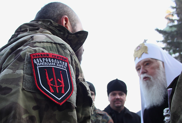 Военные добровольцы и глава Украинской православной церкви Киевского патриархата Филарет (справа) у Выдубицкого монастыря во время сбора гуманитарной помощи для отправки в зону вооруженного конфликта, 2014 год