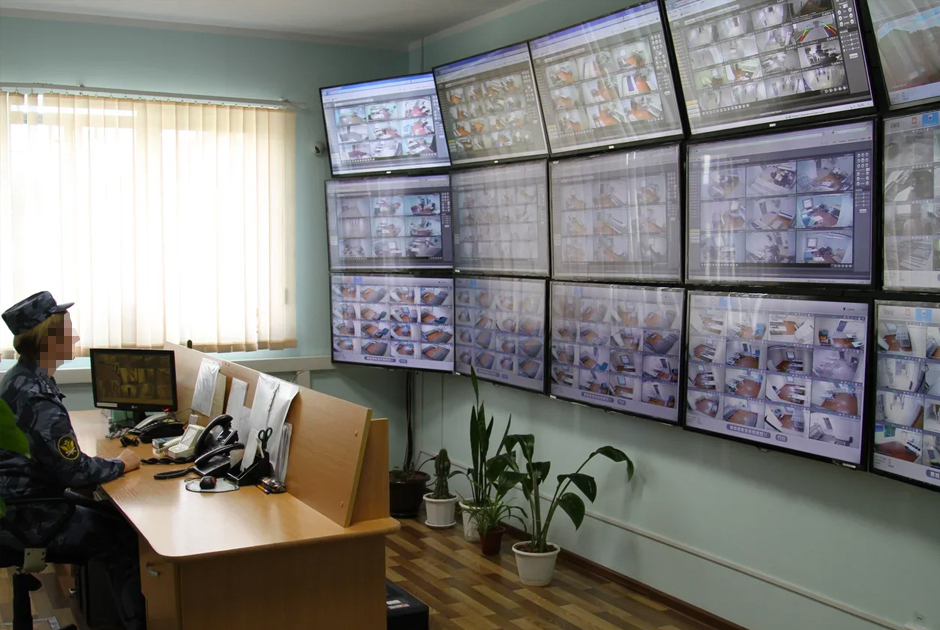 В колониях для пожизненно осужденных ведется круглосуточное видеонаблюдение. Камеры повсюду работают с двух точек, поэтому «слепых» зон нет.