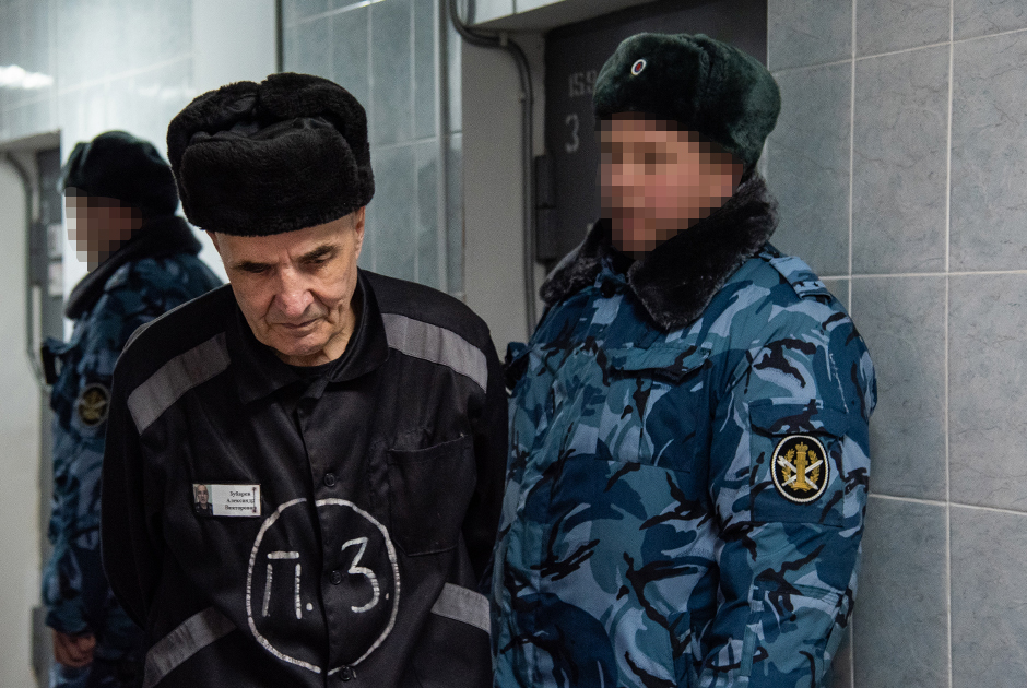 Всякий раз, когда пожизненно осужденный оказывается за пределами камеры, его сопровождает конвой. Вопреки распространенному мнению, таких зэков не водят «ласточкой» (руки в стороны, туловище наклонено) — считается, что это унижает их достоинство.
