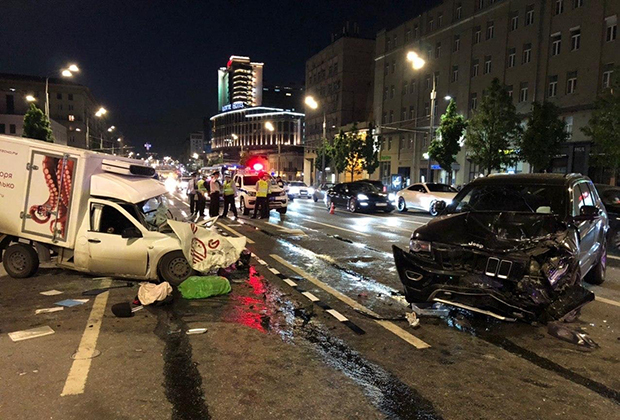Место автомобильной аварии с участием Михаила Ефремова на Смоленской площади в Москве, 9 июня 2020 года