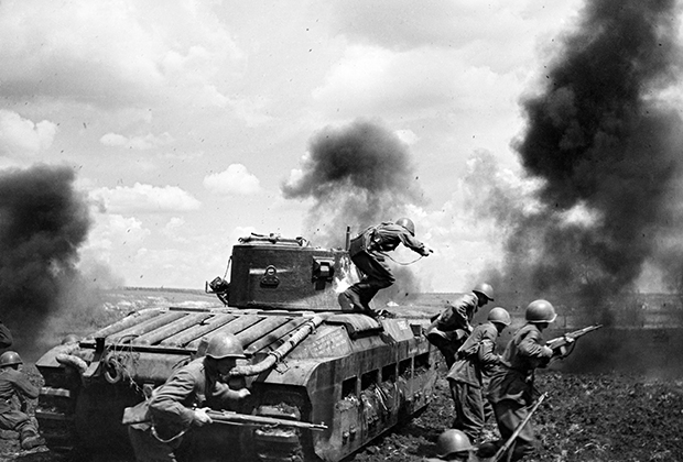 Красноармейцы под прикрытием танка Matilda Mk. II идут в атаку, 1942 год