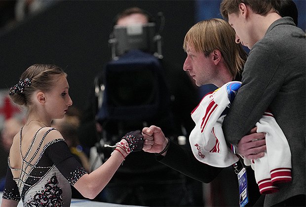 Евгений Плющенко и его воспитанница Софья Муравьева перед короткой программой в женском одиночном катании на чемпионате России по фигурному катанию в Санкт-Петербурге