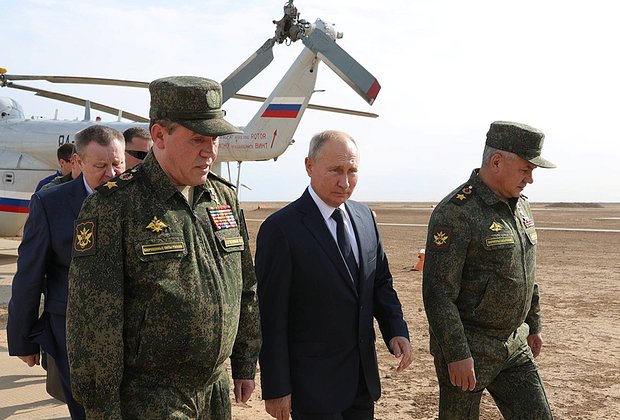 Слева направо: Валерий Герасимов, Владимир Путин и Сергей Шойгу на учениях «Кавказ-2020» в Астраханской области. 25 сентября 2020 года