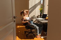 «Нам с котом много места не нужно» Россияне бросились скупать мини-квартиры. Как они выживают в крохотном жилье?