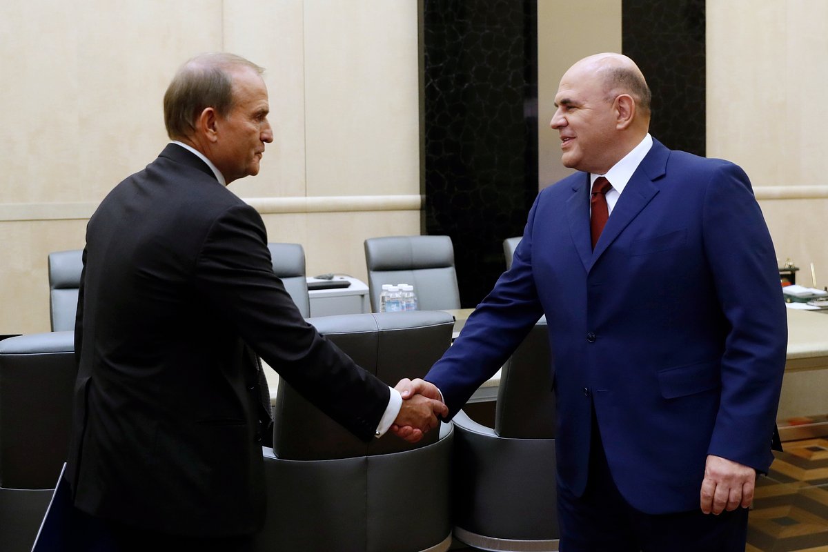 Председатель правительства РФ Михаил Мишустин и председатель политсовета украинской партии «Оппозиционная платформа — За жизнь» Виктор Медведчук (слева) во время встречи. 6 октября 2020 года