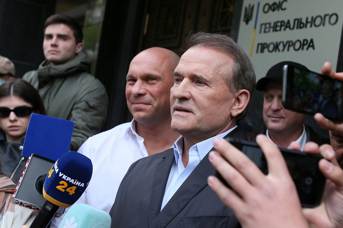 Глава политсовета партии «Оппозиционная платформа — За жизнь» Виктор Медведчук (в центре) дает интервью возле офиса генерального прокурора в Киеве, куда он приехал для дачи показаний, 13 мая 2021 года