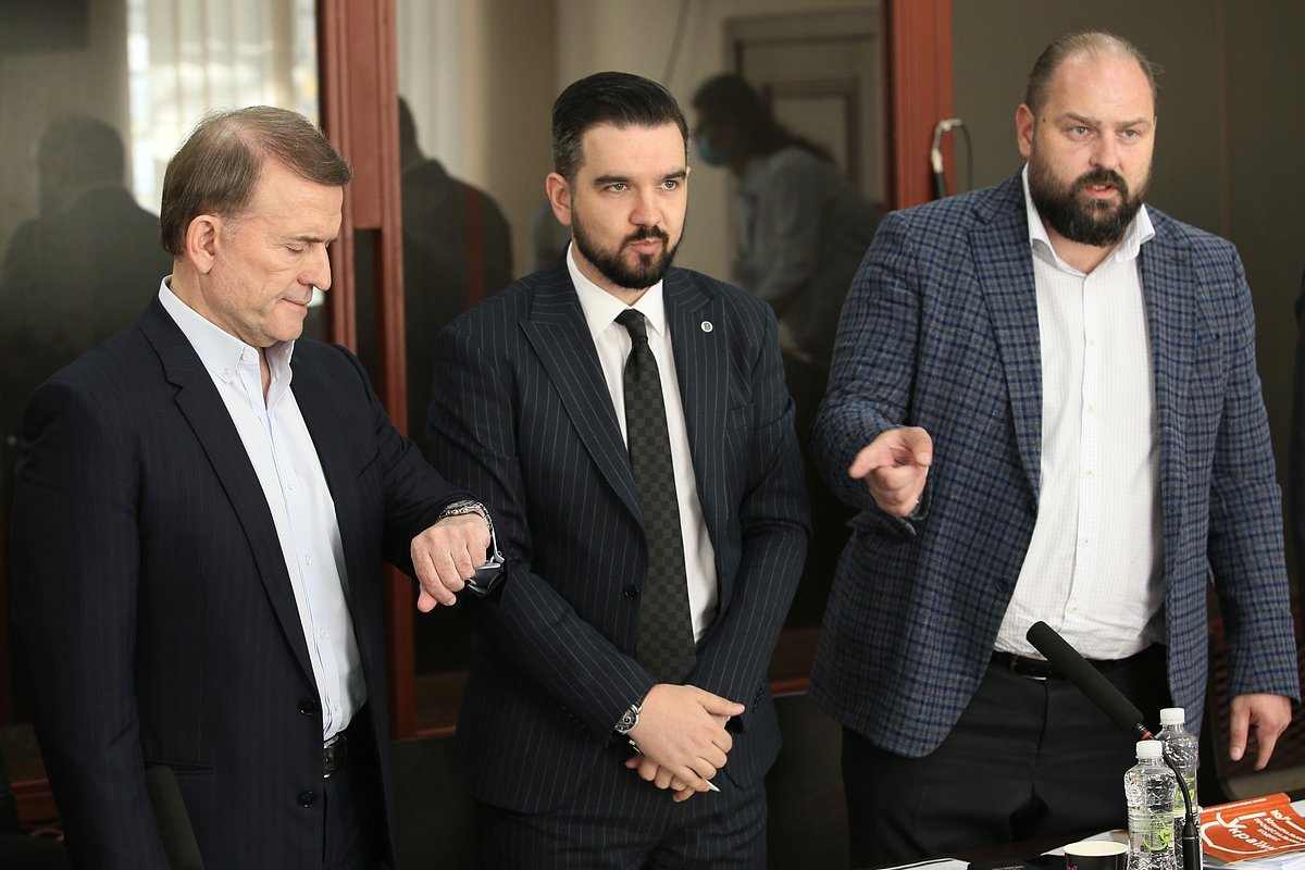 Глава политсовета украинской партии «Оппозиционная платформа — За жизнь» Виктор Медведчук (слева) во время рассмотрения ходатайства о продлении ему меры пресечения в Печерском районном суде Киева. 22 сентября 2021 года