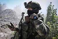 «Они нужны, чтобы у нас было меньше потерь» В зоне СВО решили запретить смартфоны. Почему военные недовольны этим?