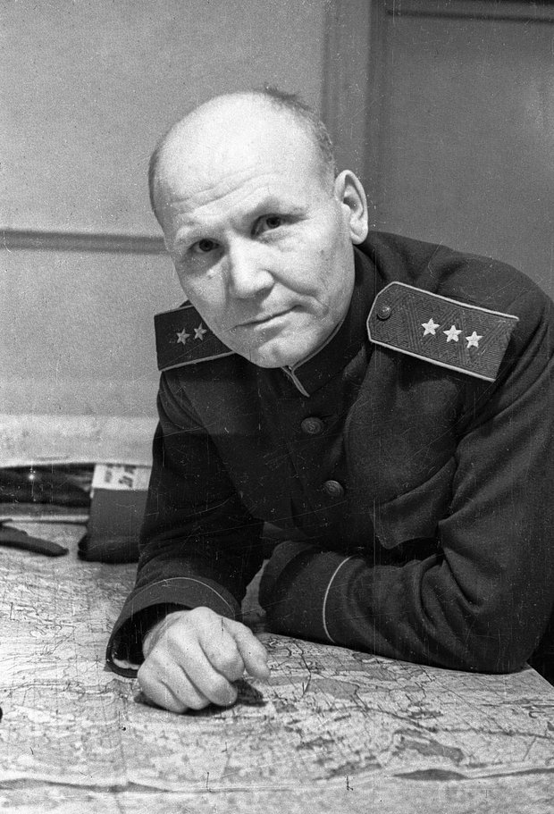 Командующий войсками Степного фронта генерал-полковник Иван Конев у карты в штабе, 1943 год