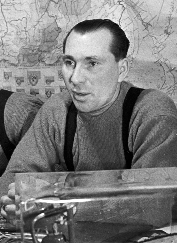 Павел Беляев на импровизированной пресс-конференции после приземления. Пермь, 21 марта 1965 года