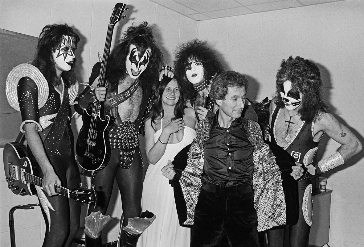 Американская группа с Kiss с порнозвездой Линдой Лавлейс и концертным промоутером Роном Дельзенером в 1976 году