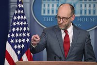 Союзник Маска и серый кардинал Трампа. Что известно о самом влиятельном человеке в Белом доме прямо сейчас?